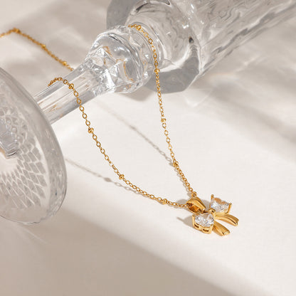 Collana con ciondolo a fiocco