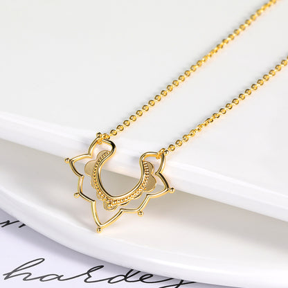 Collana floreale semplicistica