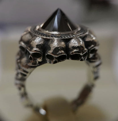 Anello con teschio Anēka
