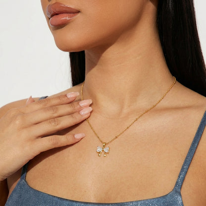 Collana con ciondolo a fiocco